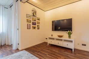公寓 | 起居區 | 130-公分智慧型電視、有線頻道、電視