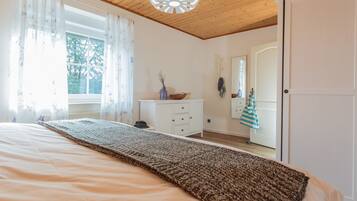 Apartment | Desk, iron/ironing board, free WiFi, bed sheets