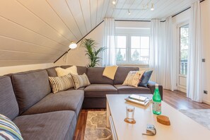 Apartment | Living area | 130-cm Smart TV with cable channels, TV - Schwalbe in der Heide (Buchholz (Aller))