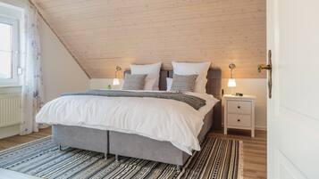 Apartment | Desk, iron/ironing board, free WiFi, bed sheets