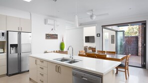 Køleskab, mikrobølgeovn, ovn, kogeplade