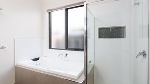 Bathtub - Douglas Hide and Sea (COWES)