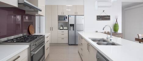 ثلاجة، ميكروويف، فرن، موقد طهي مسطح