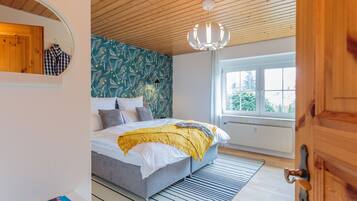 Apartment | Desk, iron/ironing board, free WiFi, bed sheets