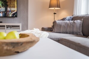 Apartment | Living area | 120-cm Smart TV with cable channels, TV - Triumph in der Heide (Buchholz (Aller))