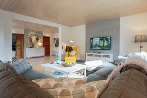 Departamento | Área de sala de estar | Smart TV de 120 cm con canales por cable y televisión