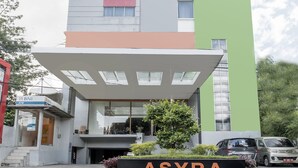 Un moderno edificio de hotel con un letrero llamativo que dice