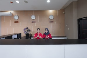 Reception - Capital O 472 Hotel Asyra (Makassar)