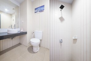 Deluxe Suite | Bathroom | Shower, slippers, towels