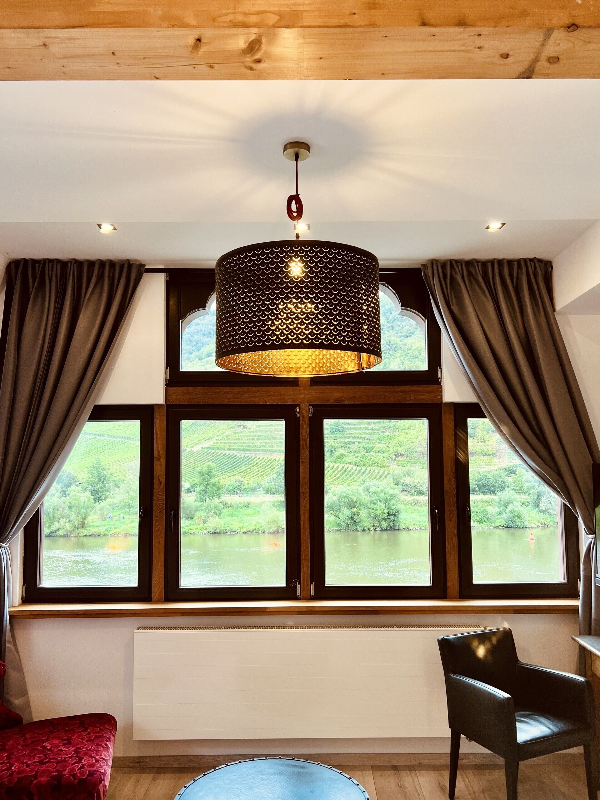 1 bedroom, hypo-allergenic bedding, desk, free cots/infant beds