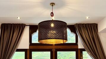 1 habitación, ropa de cama hipoalergénica, escritorio y cunas gratuitas