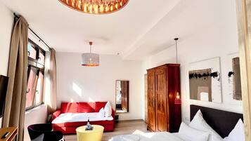 Dreibettzimmer | 1 Schlafzimmer, Allergikerbettwaren, Schreibtisch, kostenlose Babybetten