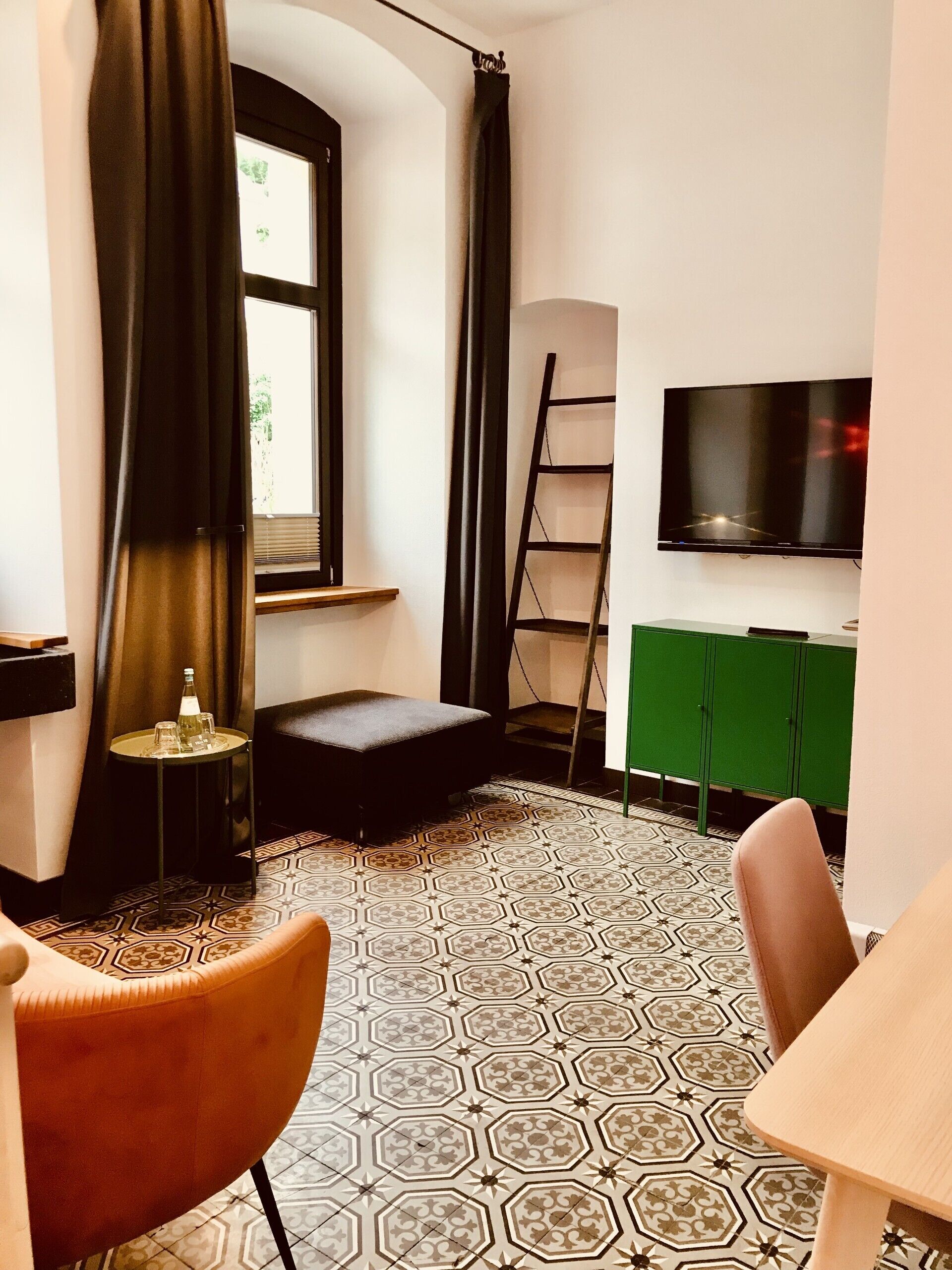 1 bedroom, hypo-allergenic bedding, desk, free cots/infant beds