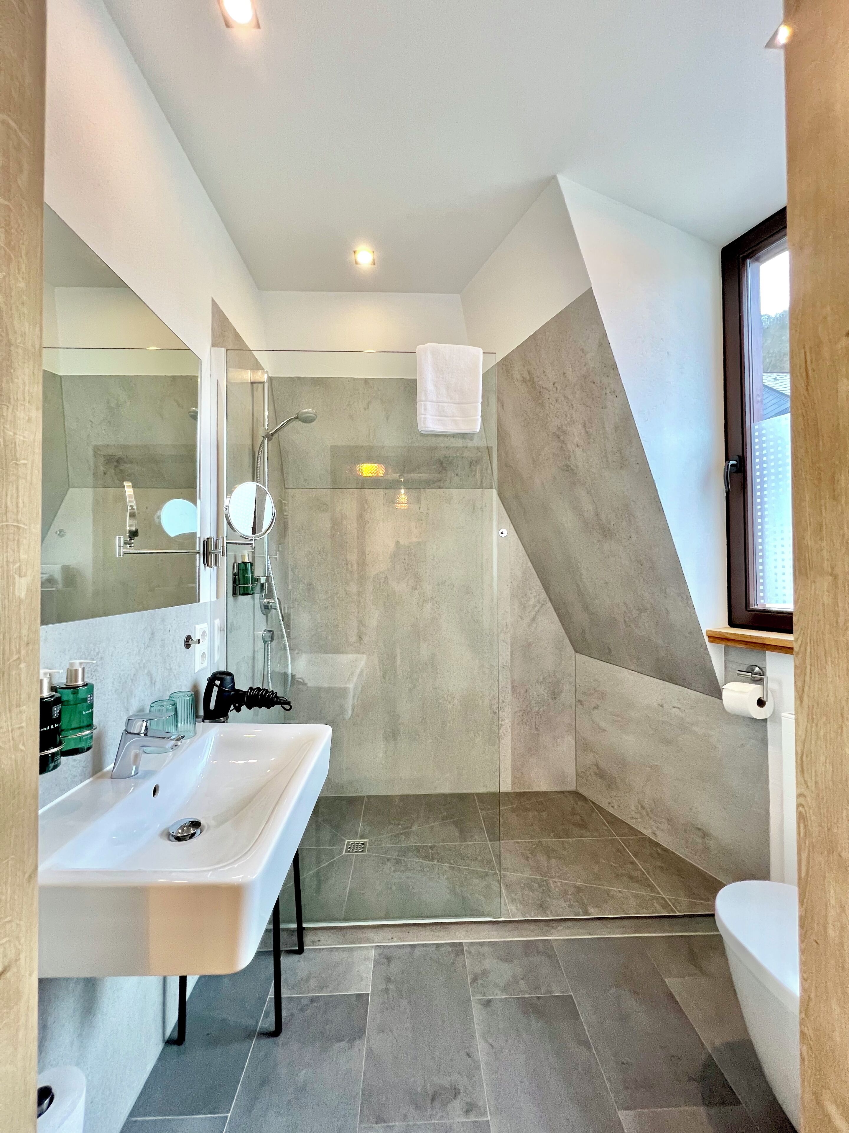 triple room | bathroom | shower, free toiletries, hair dryer