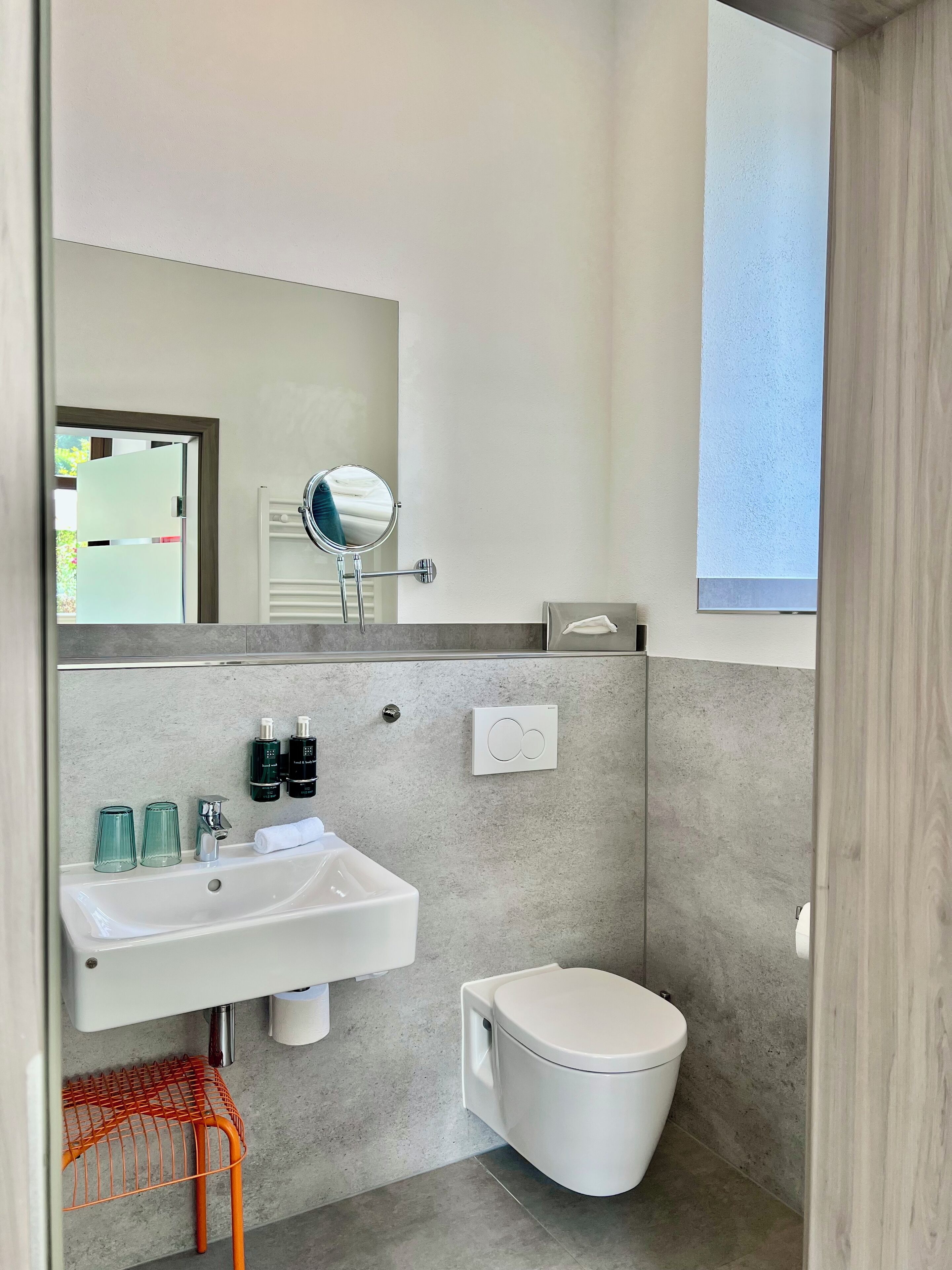 shower, free toiletries, hair dryer