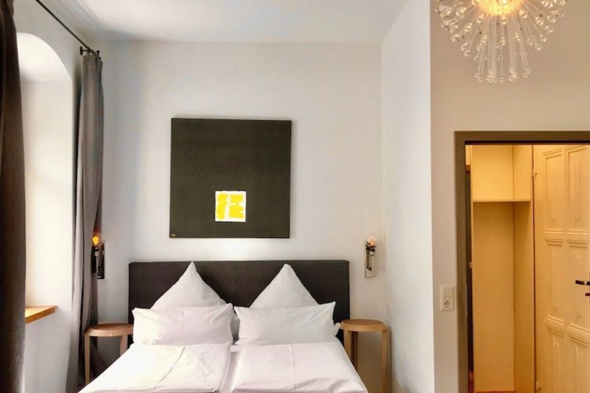 1 habitación, ropa de cama hipoalergénica, escritorio y cunas gratuitas 