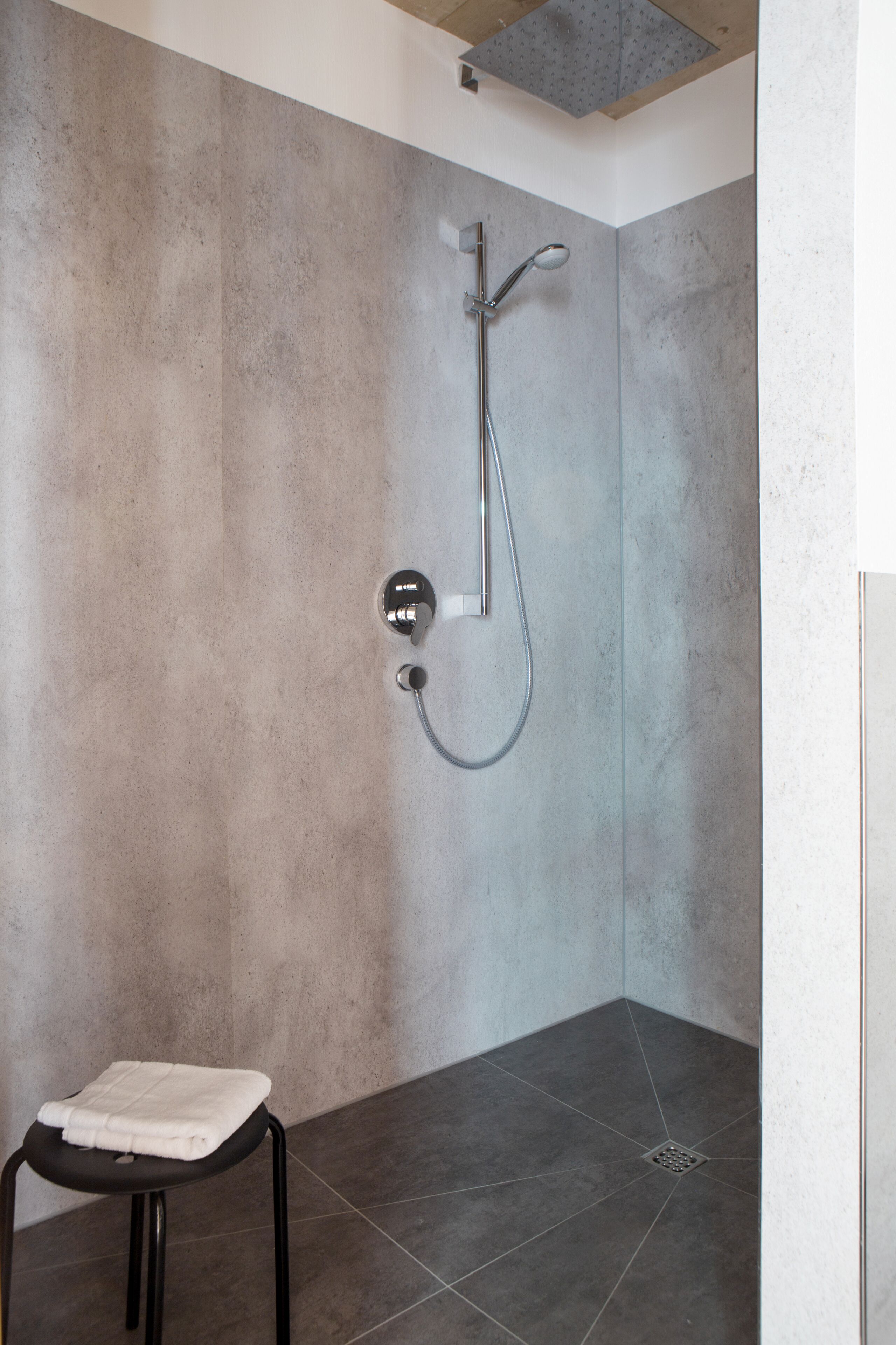 junior suite | bathroom | shower, free toiletries, hair dryer