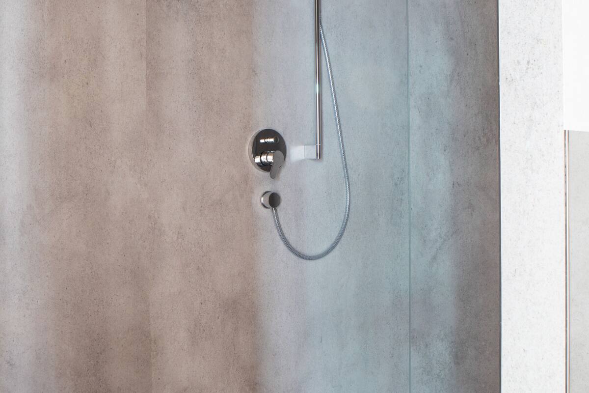 junior suite | bathroom | shower, free toiletries, hair dryer