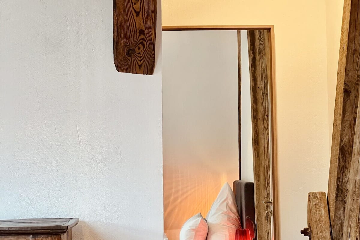 1 bedroom, hypo-allergenic bedding, desk, free cots/infant beds