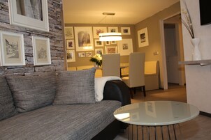 Apartamento, varias camas (Logis 1) | Zona de estar | Una televisión de pantalla plana, un reproductor de DVD