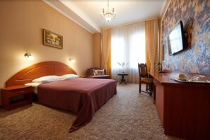 Standard Double Room | Bar mini, peti besi dalam bilik, meja, seterika/papan seterika