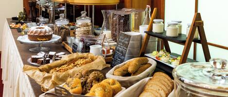Free daily continental breakfast