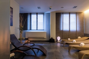 Sauna, bain à remous, soins corporels, massages aux pierres chaudes