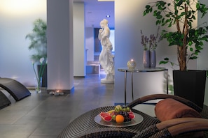 Sauna, bain à remous, soins corporels, massages aux pierres chaudes