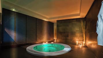 Een sauna, een bubbelbad, lichaamsbehandelingen, hotstone-massages