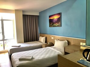 Standard Twin Room | Bar mini, peti besi dalam bilik, meja, seterika/papan seterika 