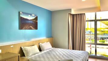 Standard Room, 1 King Bed | Minibar, in-room safe, desk, iron/ironing board