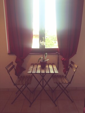 Kahden hengen comfort-huone (kaksi sänkyä), 2 yhden hengen sänkyä | Ylelliset vuodevaatteet, memory foam -patjalliset sängyt, ilmainen Wi-Fi