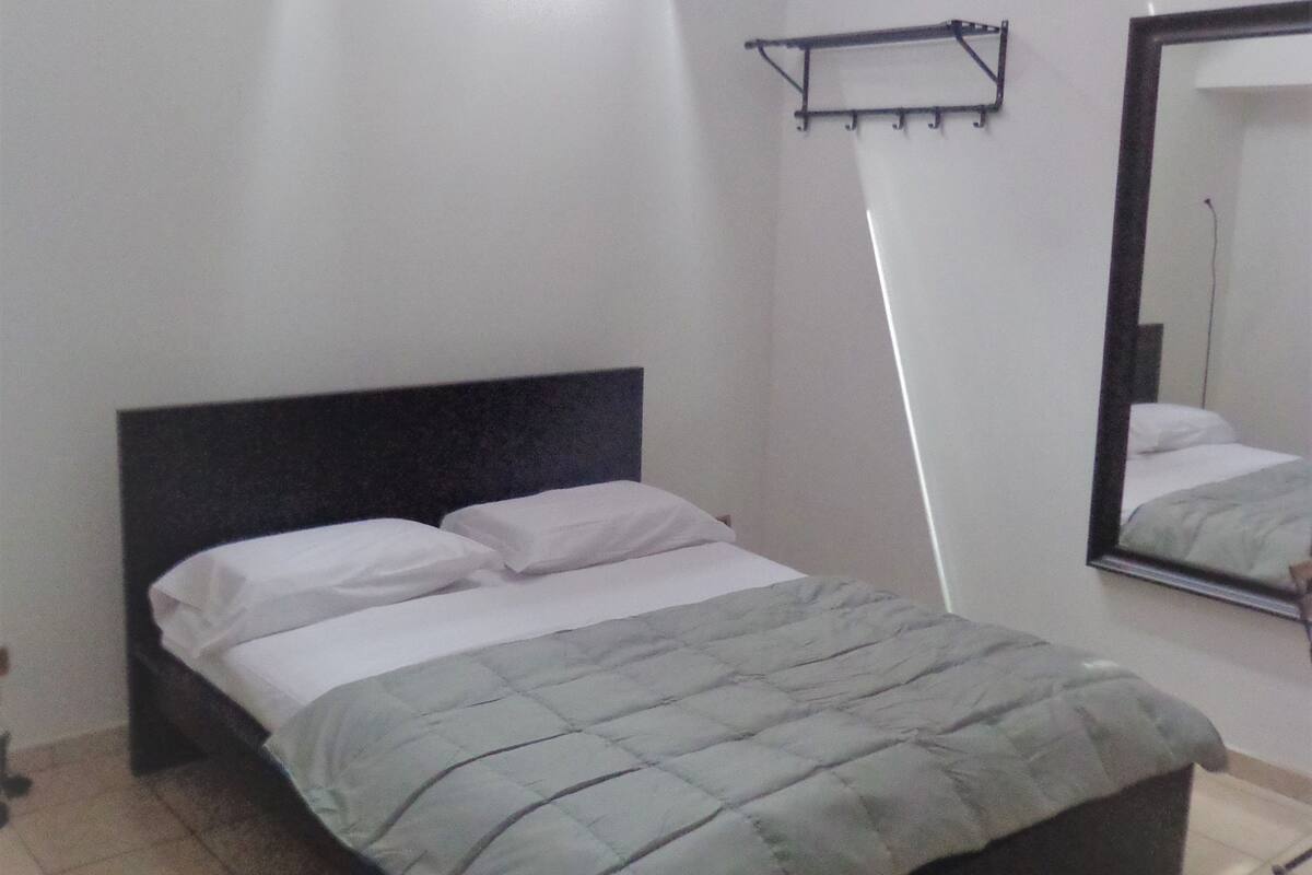 Tremannsrom – comfort, eget bad | Sengetøy av topp kvalitet, memory foam-senger og wi-fi (inkludert)