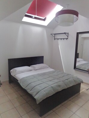 Kolmen hengen comfort-huone, kylpyhuone makuuhuoneen yhteydessä | Ylelliset vuodevaatteet, memory foam -patjalliset sängyt, ilmainen Wi-Fi