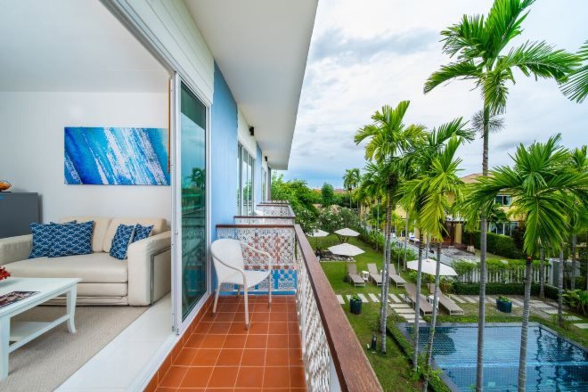 Blu Deluxe Pool View Non Smoking