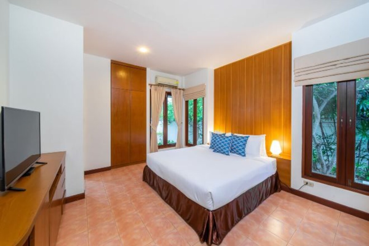 Blackout curtains, rollaway beds, free WiFi, bed sheets
