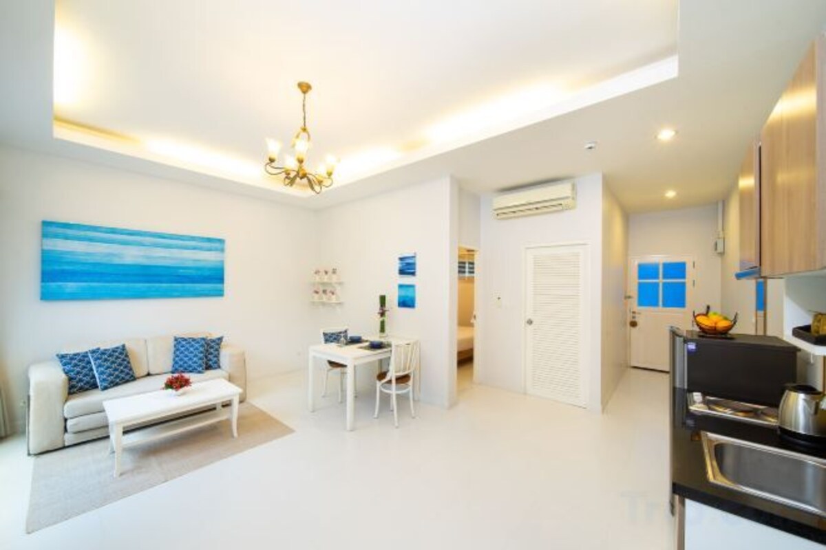 Living area | Flat-screen TV