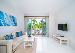 Blu Deluxe Pool View | Tirai kedap cahaya, tempat tidur lipat/tambahan, dan Wi-Fi gratis