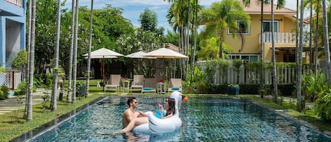 Una piscina al aire libre