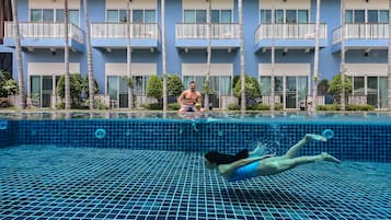 Una piscina al aire libre