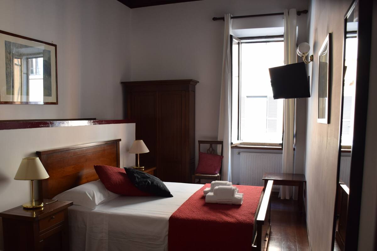 Quarto quádruplo superior, vista para a cidade | 1 quarto, cortinas blackout, Wi-Fi de cortesia