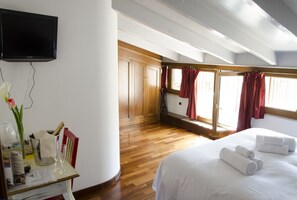 Standard Loft, Courtyard View | Blackout curtains, free WiFi - Borgo Pio 91 (Rome)
