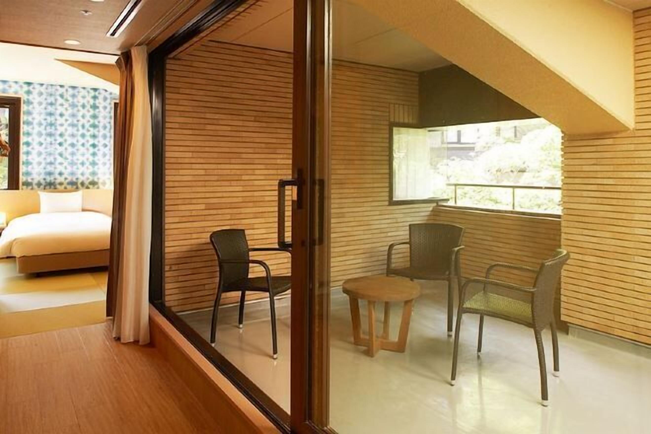 Zimmersafe, Verdunkelungsvorhänge, Bügeleisen/Bügelbrett