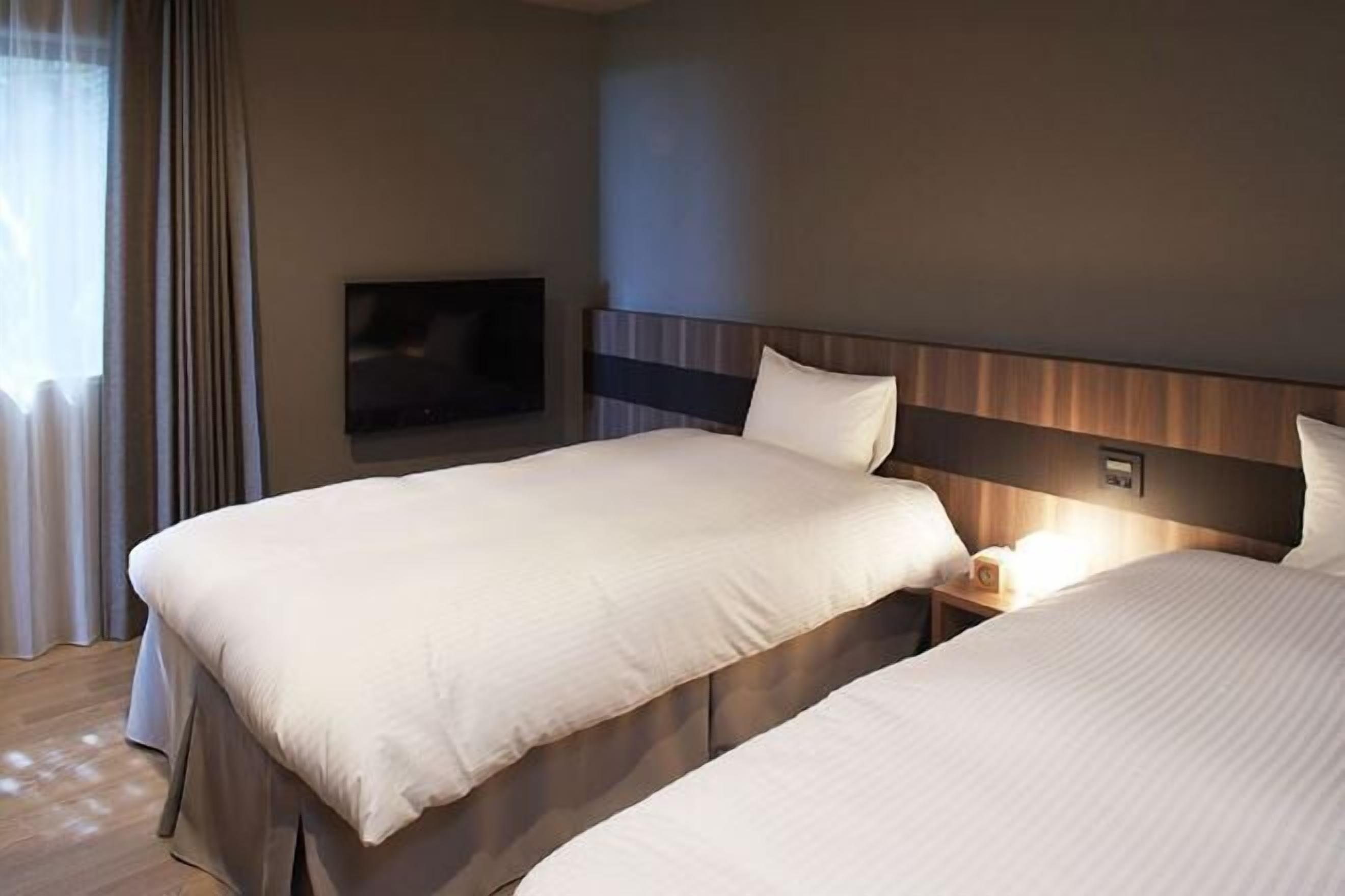 Zimmersafe, Verdunkelungsvorhänge, Bügeleisen/Bügelbrett