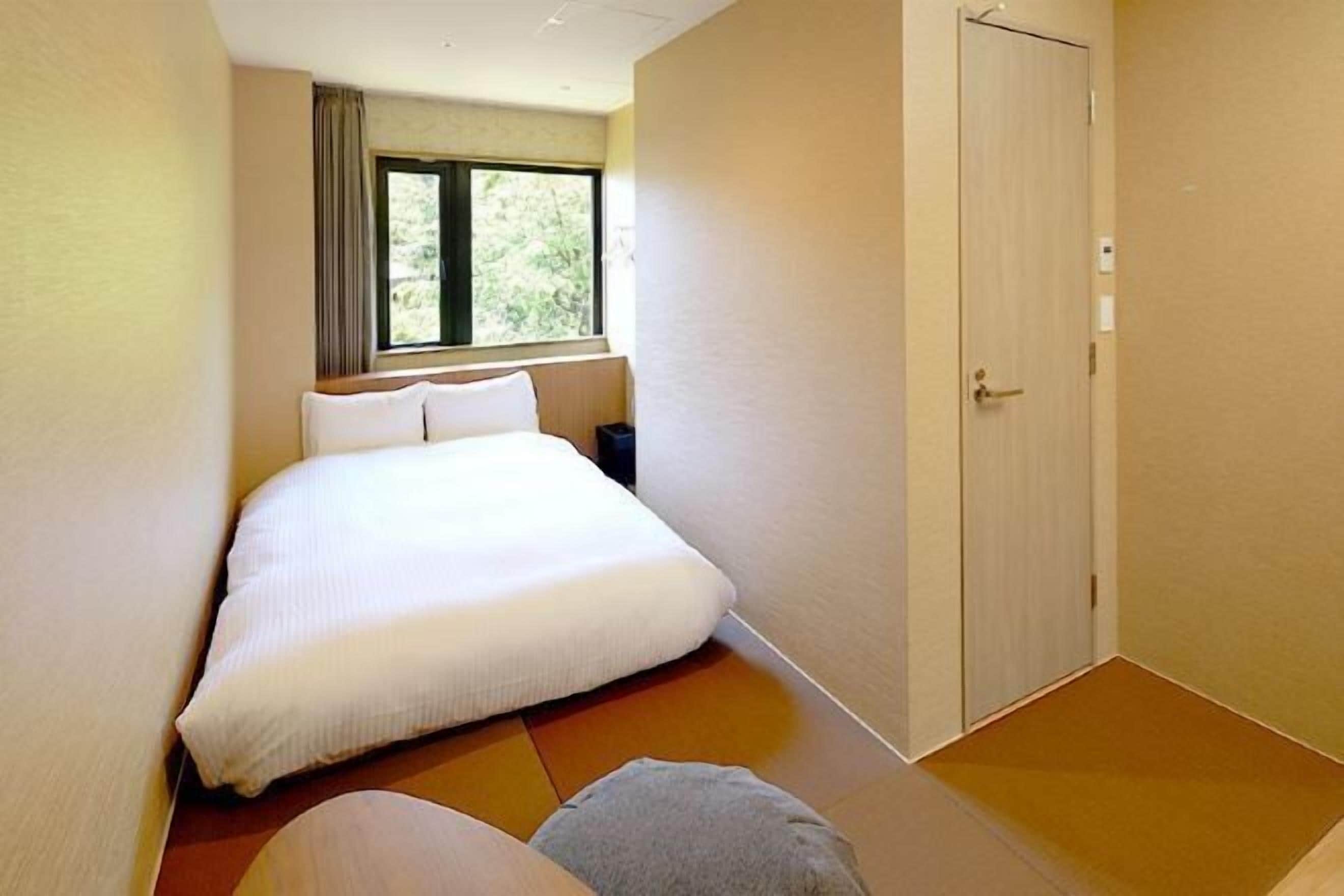 Zimmersafe, Verdunkelungsvorhänge, Bügeleisen/Bügelbrett