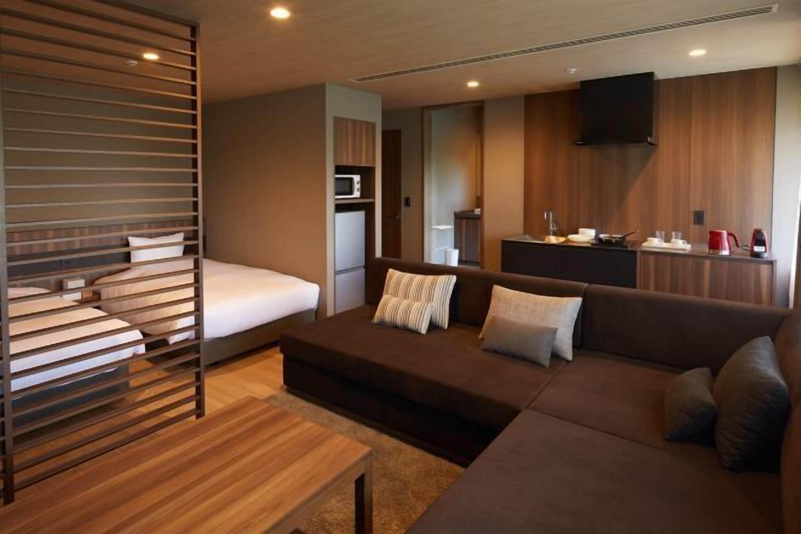 Zimmersafe, Verdunkelungsvorhänge, Bügeleisen/Bügelbrett