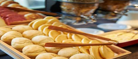 Una vitrina de pastelería con diversos productos horneados.