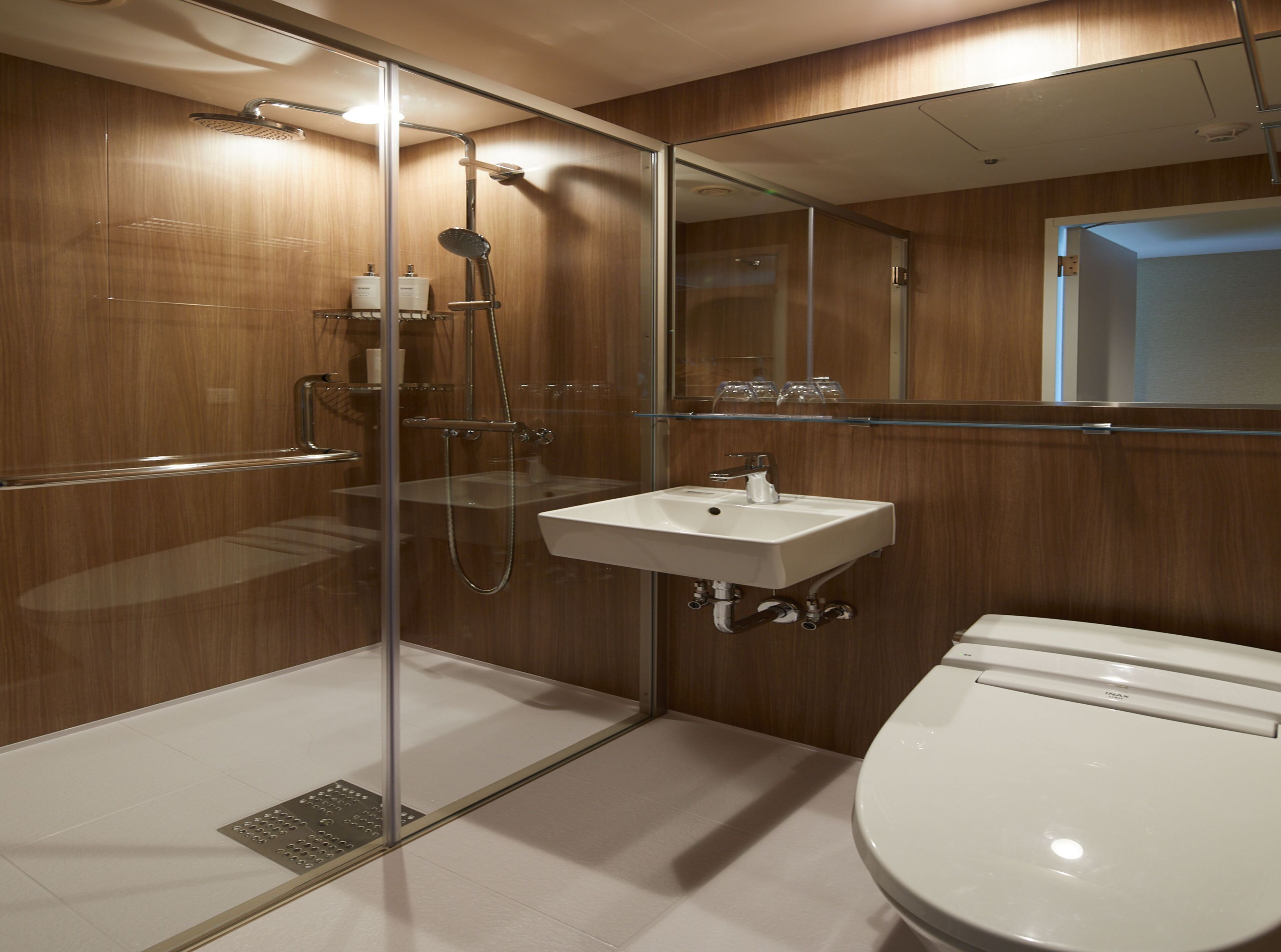 twin room | bathroom | free toiletries, hair dryer, slippers, electronic bidet