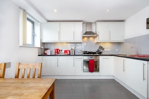 Full-sized fridge, microwave, oven, stovetop