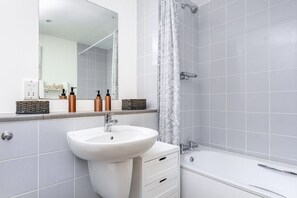 Apartment, 1 Schlafzimmer, Stadtblick | Waschbecken im Bad